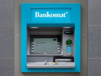 Jak wypłacić pieniądze z bankomatu